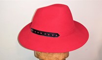 Červený filcový klobouk
