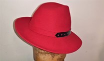 Červený filcový klobouk