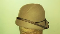 Hnědý klobouk filcový