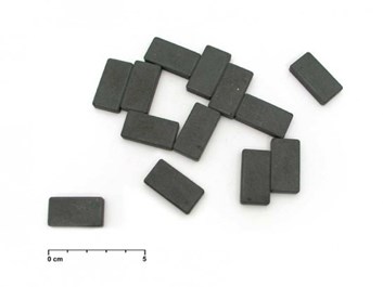 Magnet černý hranatý 15x28 mm