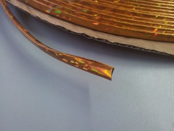 Zlatá nasazovací lišta na hranu dveří auta, délka 15m, tvar U