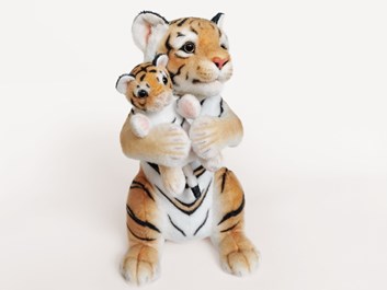 Plyšový tygr stojící s mládětem