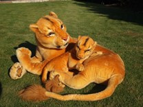 Plyšová lvice s mláďetem