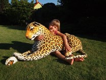 Plyšový ležící leopard