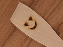 Usměvavá obracečka z bukového dřeva - smajlík se srdíčky v očích