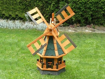 Dřevěný větrný mlýn s otočnou střechou