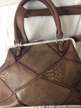 Elegantní kabelka s kovovým zavíráním.