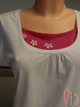 Bílé tričko s růžovou vsadkou ve výstřihu