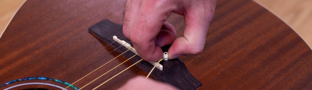 Výměna strun na akustické kytaře:  Kompletní průvodce
