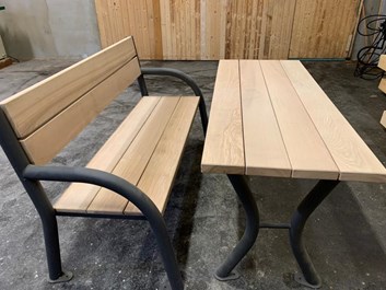 Zahradní nábytek- stůl + lavice dub + černý kov  1600mm /9600Kč/set s DPH